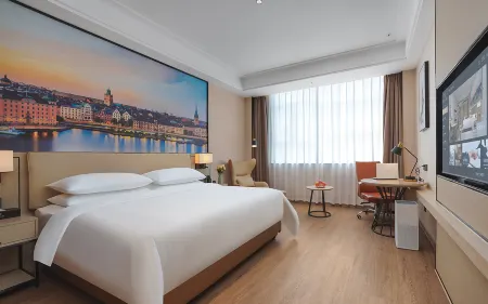 Vienna International Hotel (Ezhou High-speed railway Station Civic Center store) Отели рядом с достопримечательностью «Ezhou Polytechnic (Southeast to Fenghuang Subdistrict Office Lianhuashan Community Health Service Station)»