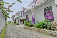 Super OYO 91202 Family Guest House Syariah Hôtels à : Tulungagung