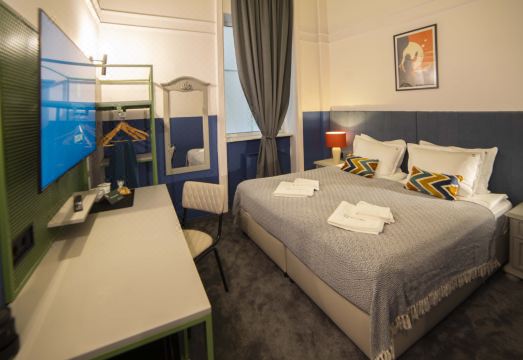 마리아 루이사 호텔 침실의 스마트 TV와 모던한 인테리어