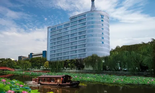 Rebecca Hotel (Xuchang Caowei Ancient Town Pangdonglai Times Square)