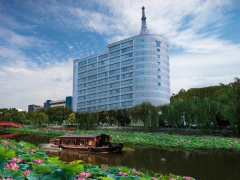 Rebecca Hotel (Xuchang Caowei Ancient Town Pangdonglai Times Square)
