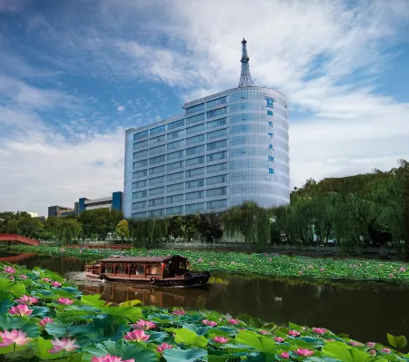 Rebecca Hotel (Xuchang Caowei Ancient Town Pangdonglai Times Square) Отели рядом с достопримечательностью «Qingyihe Thousand Acres Garden»