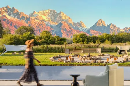 BuwanLiyu · Luming Shanye SongjianPanoramic Snow Mountain 1988 Series  Sunshine on Golden Mountain Отели рядом с достопримечательностью «Lijiang Snow Mountain Falcon Valley Scenic Area»