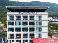 Motuo Guiye Mountain Lodge Hotel - balcony