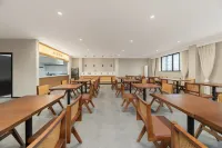 Holiday Lane Door Designer Hotel (Yulin West Road, Yiguangmiao Metro Station Branch)