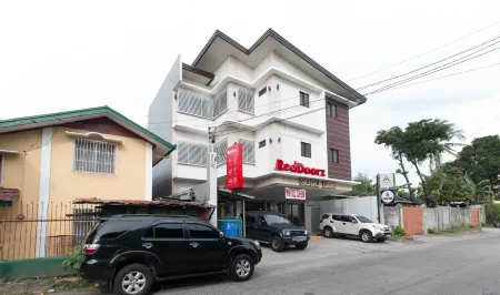 RedDoorz Plus @ Diola Villamonte Bacolod Отели в г. Западный Негрос