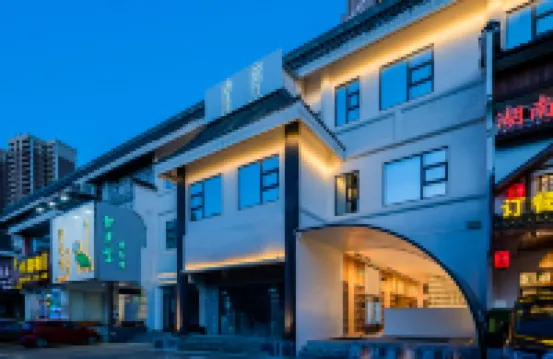 情侶南路虛度小築客棧（海濱泳場店） 海上看珠海附近的飯店