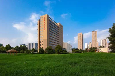 진차오 비즈니스 호텔 (정저우 대학교 신구) 허난 공업대학-롄화제/연화가 캠퍼스 주변 호텔