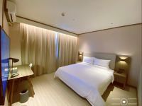 汉庭酒店(上海新国际博览中心芳华路店) - 高级大床房