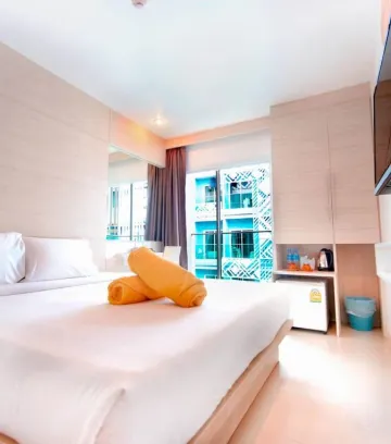 ห้องดีลักซ์ เตียงใหญ่ พร้อมระเบียง