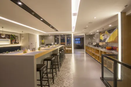 Homeinn Selected Hotel (Chengdu East Railway Station Huaishudian Subway Station) Отели рядом с достопримечательностью «Sichuan Normal University (East Campus)»