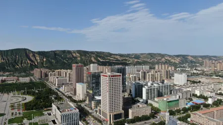 Vienna Hotel (Pingliang Greenland Plaza) Отели рядом с достопримечательностью «Pingliang Vocational and Technical College»