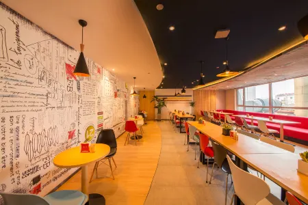 Elong R.YUN Hotel (Shijiazhuang Railway Station Suncun Subway Station) Отели рядом с достопримечательностью «Hebei University of Science and Technology»