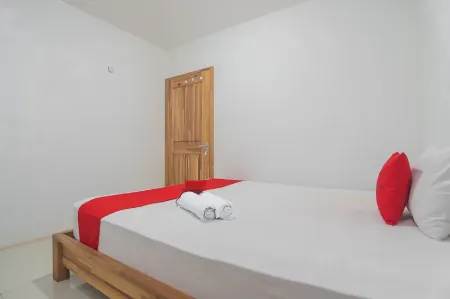 RedDoorz Near Gajah Mada Pontianak Отели в г. Benua Melayu Darat