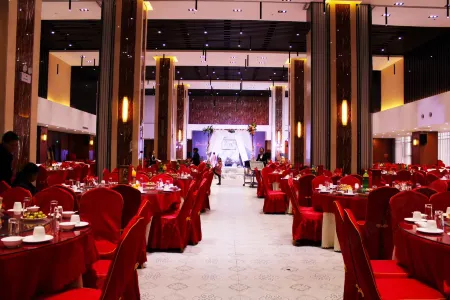 Qinyuan Zhixuan Hot Spring Hotel Отели рядом с достопримечательностью «Sanyuan City God Temple»