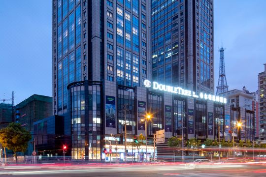 上海希尔顿酒店(希尔顿酒店多少钱一晚)