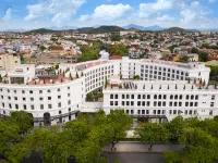 Silk Path Grand Hue Hotel Отели рядом с достопримечательностью «Сигнальная Башня»