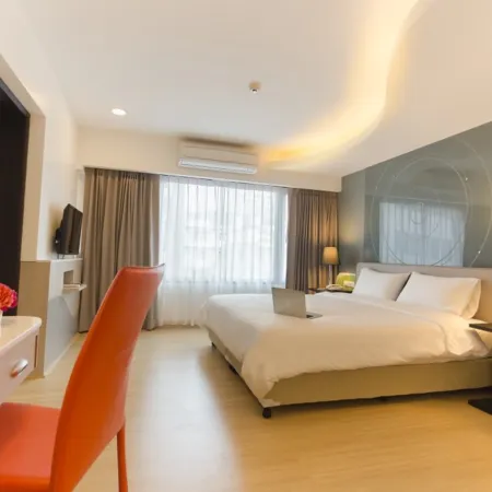 Grand Tower Inn Sathorn Hotel Отели рядом с достопримечательностью «Христианская школа Эссампшн»
