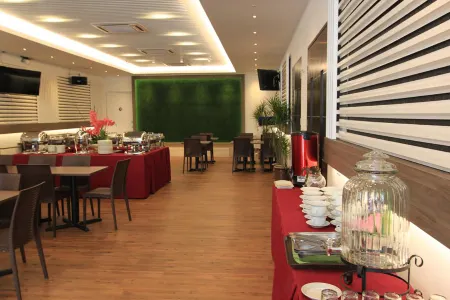 Molek Garden Hotel Отели в г. Plentong