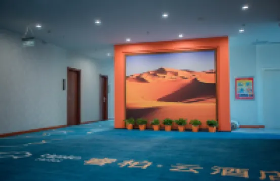 Home Inn Baiyun Hotel (Korla Jiaotong West Road Food Court)