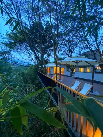 yishiranshe guesthouse Отели рядом с достопримечательностью «Yazhou Lounge Bridge»