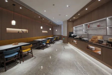 HanTing Premium Hotel (Chifeng Yuanlin Road) Отели рядом с достопримечательностью «Inner Mongolia Vocational and Technical College of Traffic»