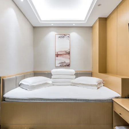 Hengrui Hotel (Yan'an Railway Station Nanniwan Airport)