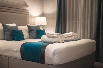 The Knight Residence by Mansley Hotel in zona Characters from Kidnapped statue