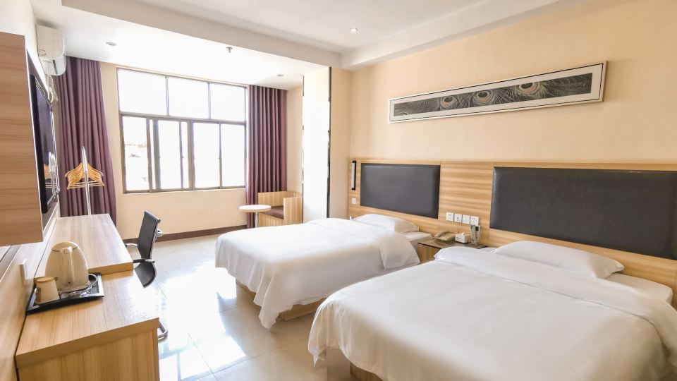 Pinshang Express Chain Hotel (Dongxing Guomen Port)