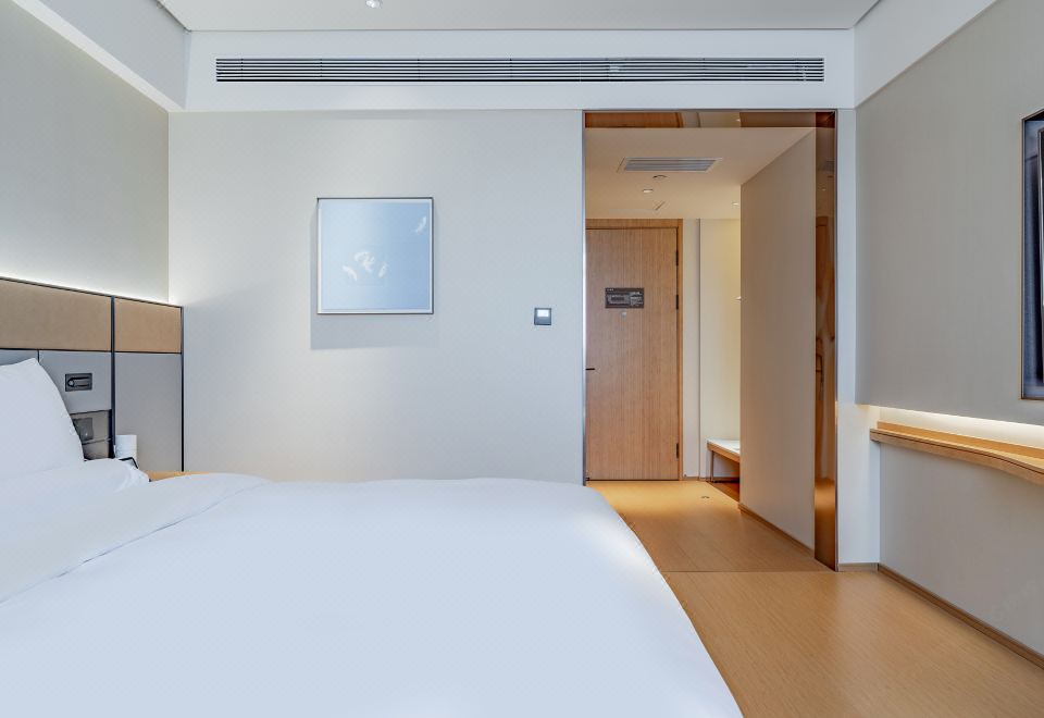 [지 호텔의 깔끔하고 정돈된 객실 내부]