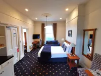 Highland House Boutique Hotel Hotel dekat Knox College