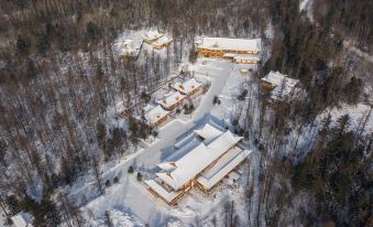 Changbai Mountain Guanyue Folk-Custom Hotel