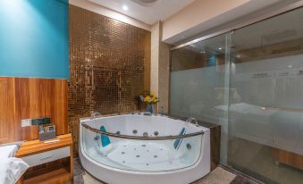 Zhumadian Baixuan Hotel (Zhumadian West High-speed Railway Station)