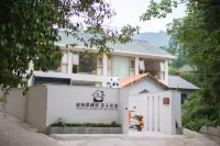 xiong mao ai shui jiao qin zi min su Hotels near Ya'an Sports Center