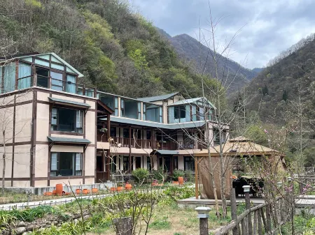 Longpan Yanxiyu Homestay Отели рядом с достопримечательностью «Plum Garden, Plum Forest, Pingtong Town»