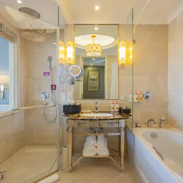 Crowne Plaza ZHENGZHOU by IHG Отели рядом с достопримечательностью «Huo Min Middle School Education Group (Cheng North Road)»