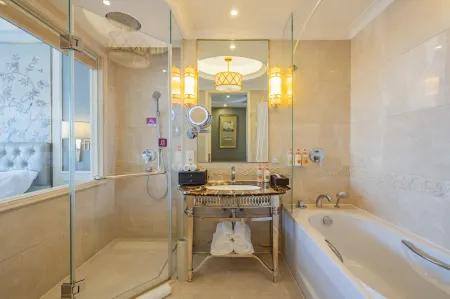 Crowne Plaza Zhengzhou Отели рядом с достопримечательностью «Huanghe S & T College School of Information Engineering»