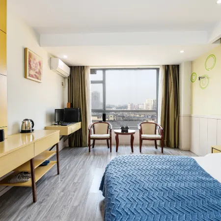 The Wall Street Holiday Hotel