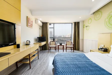 The Wall Street Holiday Hotel Отели рядом с достопримечательностью «Runda Wonderful Mengpeng Zoo»
