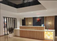 Hotel le Roi Lake View Koti فنادق في Tehri Garhwal