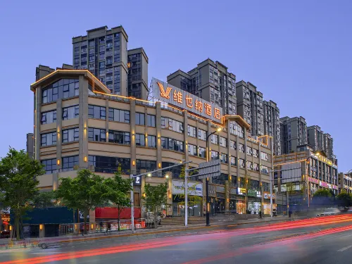 Vienna Hotel (Neijiang Zizhong Branch) - parking