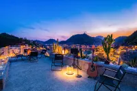 Shanheshi 360° Panoramic Skyview Guesthouse (Zhenyuan Ancient Town) - bar