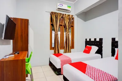OYO 93071 Home Stay Kembar Syariah Hotels near House of Representatives Building of Binjai City