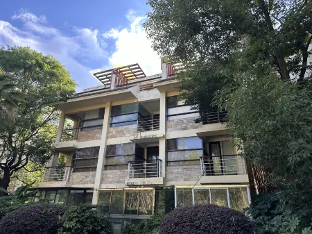 Anning Hot Spring Mushroom Building Отели рядом с достопримечательностью «Caoxi Temple»