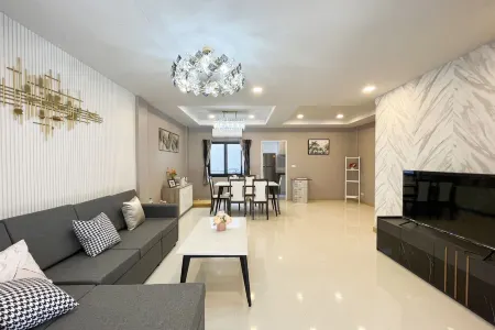 Pattaya Venice Townhouse 3 Bedroom Pool Villa【Near the Floating Market + supermarket at the door 】 Отели рядом с достопримечательностью «Bann sukhawadee»