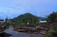Hailuogou Seven Valleys Source · Snow Mountain Secret Realm Onsen Resort Hotel 중국 공가산 해라구 주변 호텔