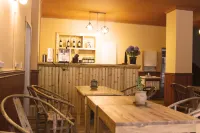 Four Sisters Mountain Knapsack International Hostel Hotels in Xiaojin