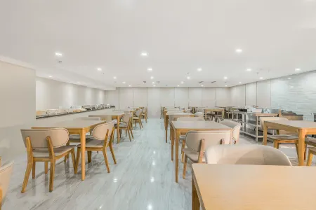 JI Hotel (Shanghai Shangcheng Road Subway Station) Отели рядом с достопримечательностью «Lujiazui Library 24-hour Self-service Returning Books Service»