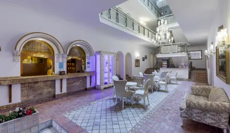 Adalya Port Hotel Отели рядом с достопримечательностью «Музей игрушек Анталии»