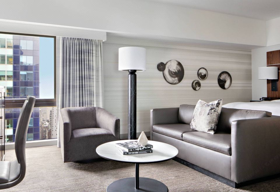 뉴욕 메리어트 마르퀴스의 화려한 로비 전경